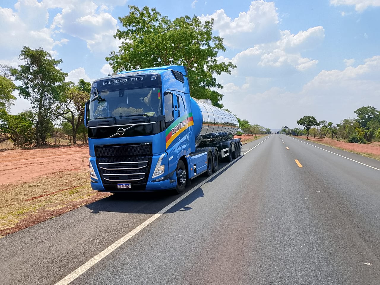 Caminhão tanque RODOMA seguindo pela rodovia